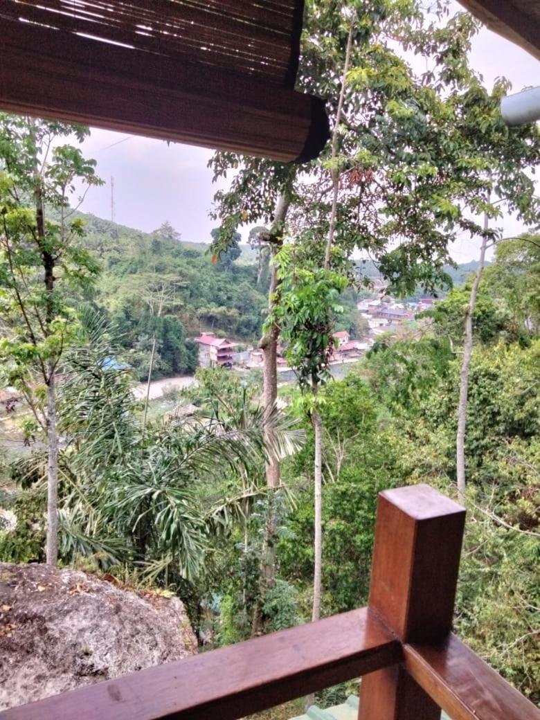 On The Rocks Bungalows, Restaurant And Jungle Trekking Tours بوكيت لاوانج المظهر الخارجي الصورة
