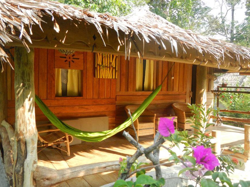 On The Rocks Bungalows, Restaurant And Jungle Trekking Tours بوكيت لاوانج المظهر الخارجي الصورة